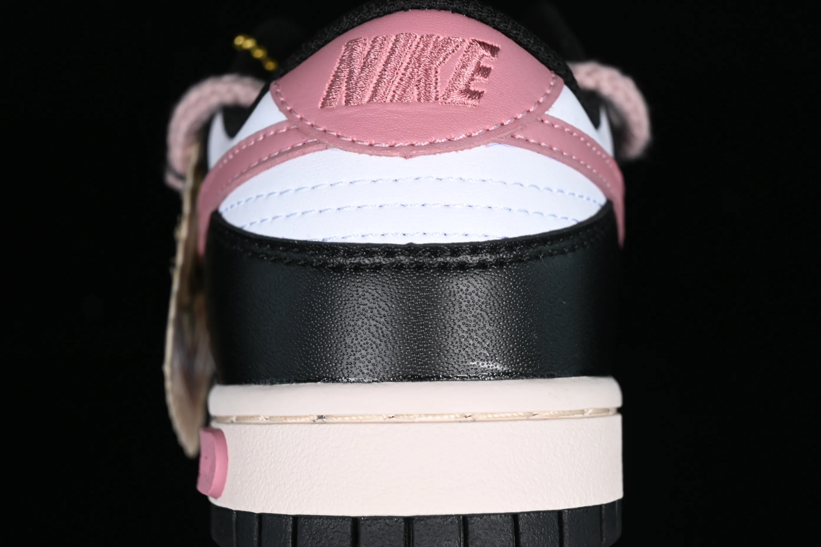 All Categories Nk SB Dunk Series Nk SB Dunk Low Low-top sneakers Nk Dunk Low Black Rose Thoughts Cloth patch Rope shoelaces Girls Sweet cool style SB strap low-top casual sneakers CW1590-100